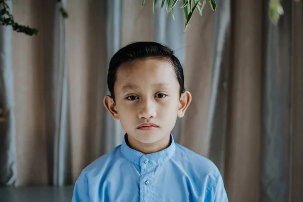 Porträtt Den Sydasiatiska Stiliga Lilla Pojken Som Står Och Ler — Stockfoto