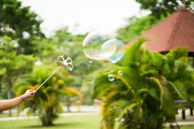 Parkta el sabun köpüğü oynuyorum..