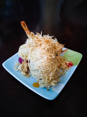 Ahşap bir masada renkli bir tabakta 