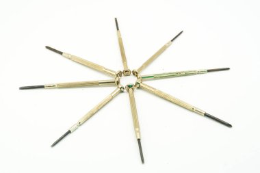 Beyaz arkaplanda izole edilmiş hassas tornavida.