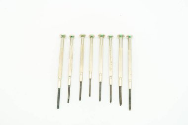 Beyaz arkaplanda izole edilmiş hassas tornavida.