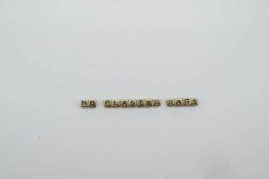 Beyaz zemin üzerinde altın zar bloklarıyla yazılmış naylon torbalar yok.