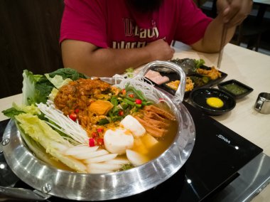 Masada nefis Kore yemekleri servis ediliyor..