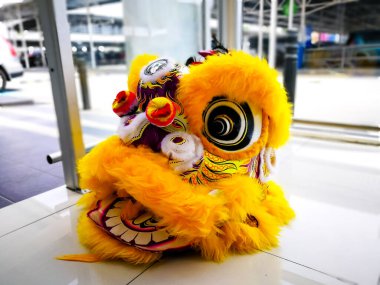 Çinlilerin dans eden aslan başlığı zemine yerleştirilmiş..