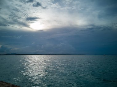 Semporna, Borneo Sabah, Malezya 'daki tropikal adada gökyüzüne karşı geniş bir deniz manzarası.