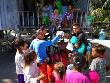 Sibuan, Malezya - 26 Kasım 2019: Bajau Laut halkı Sibuan adasındaki köylerinde, ASemporna. Adadaki köylerde yaşıyorlar..