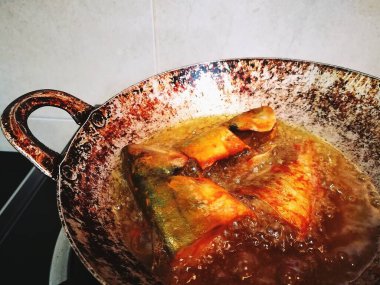 Fırında ahşap bir tabakta kızarmış balık. 