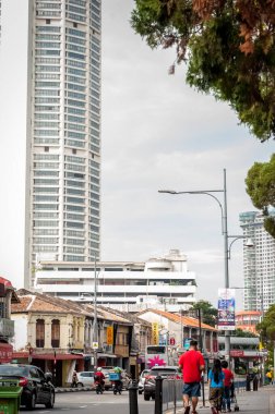 Georgetown Penang - 26 Nisan 2019: Şehirde yürüyen insanlar eski binaların güzelliklerini keşfediyorlar.