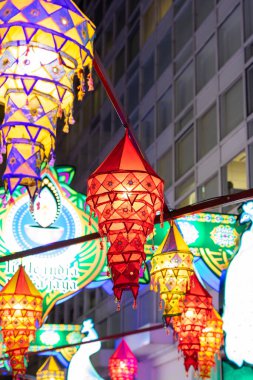 Putrajaya, Malezya - 30 Aralık 2019: Putrajaya 2018 Festivali 'nde renkli bir Hint feneri (LAMPU).