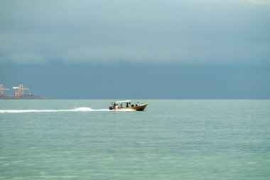 LumPerak, Malezya - 16 Eylül 2019: Hızlı nakliye teknesiyle denizi geçen insanlar.