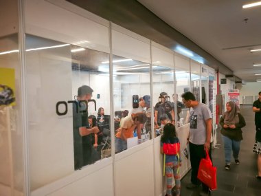 Serdang, Malezya - 30 Ağustos 2019: Maeps 'te Minggu Usahawan Nasional 2019' a katılan insanlar Bu karnaval Malezya yerlilerinin ürünlerini sergilemek ve pazarlamak için.