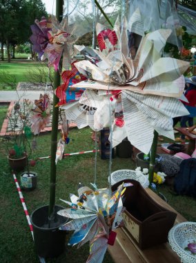 Geri dönüşümlü kağıt, asılı dekor haline getirilmiş. Güncelleme, yeniden kullanım ve yeşillik kavramı. Kağıt geri dönüşümü kavramı.