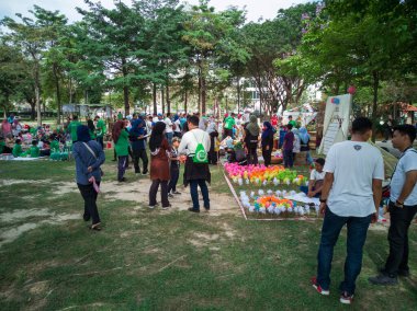 Bangi, Malezya - 8 Aralık 2019: Yaratıcı geri dönüşüm: Şarjör ve peltelerden yapılmış el yapımı saatler. 