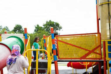 Bangi, Malezya - 6 Ekim 2019: Aileler sabah Taman Tasik Cempaka bahçe parkında eğleniyor.