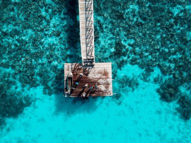 Tahta Jetty 'nin sonunda, üzerinde kimliği belirsiz çocuklar olan tepeden aşağı hava manzarası..
