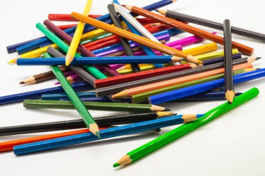 Beyaz arka planda izole edilmiş renkli kalemler. Kapatın..