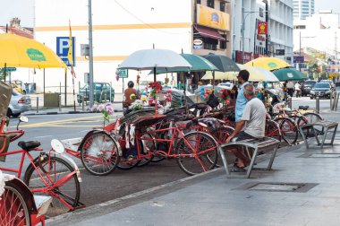 Georgetown Penang - 25 Nisan 2019: Eski Trishaw durağı servis yolcuları için yol kenarında