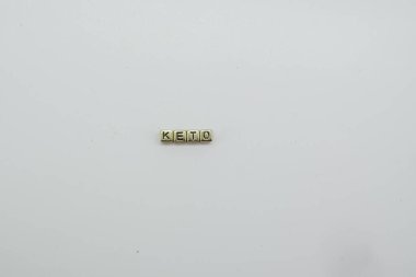 Keto diyeti beyaz arkaplanda altın zar bloklarıyla hecelenir.