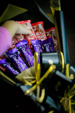 Bangi, Malezya - 8 Ağustos 2019: Ferrero Rocher, düğün, doğum günü, anneler günü, sevgililer günü, kadınlar günü ve diğerleri için hediye olarak tatlı bukette çikolata şekerlemeleri ve çiçekler