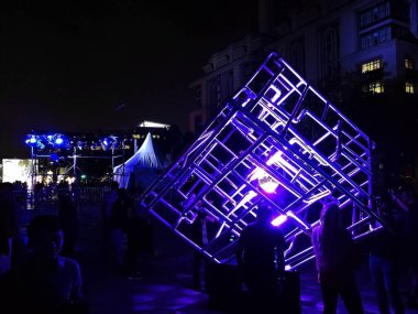 PUTRAJAYA, MALAYSIA - 29. DEC 2017: Putrajaya 2017 'de yeni yıl kutlamaları için Festival Light and Motion Putrajaya 2017' de borulardan yapılmış bir küp şeklinde ışıklar sergileniyor.
