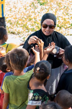 Sibuan, Malezya - 26 Kasım 2019: Köydeki Bajau Laut çocuklarına atıştırmalık ve mal dağıtan ziyaretçiler.