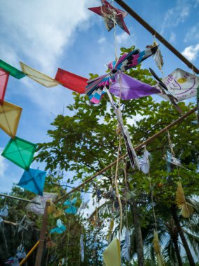 Renkli plastik torbalar geri dönüştürüldü ve bir parti için açık hava dekorasyonu haline getirildi..