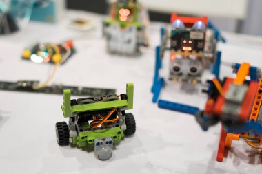 Renkli plastik tuğlalardan yapılmış robotlar.