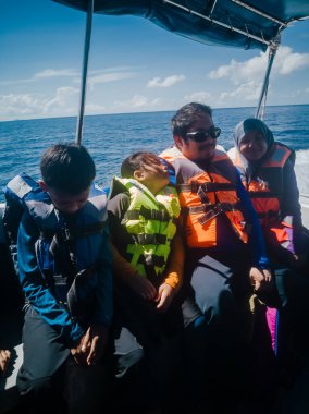 Denizde bir grup insan.