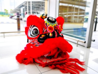 Çinlilerin dans eden aslan başlığı zemine yerleştirilmiş..