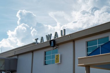 Tawau, Malezya - 24 Kasım 2019: Tawau Havaalanı, bulutlu gökyüzü altında.