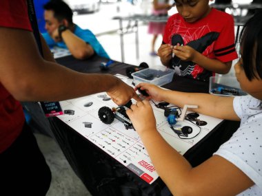 Serdang, Malezya - 30 Ağustos 2019: Maeps 'te Minggu Usahawan Nasional 2019' a katılan insanlar Bu karnaval Malezya yerlilerinin ürünlerini sergilemek ve pazarlamak için.