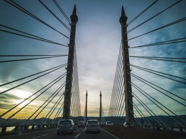 Penang Adası 'ndaki George Town ile Malezya' daki Seberang Prai 'yi Malacca Boğazı' ndan birbirine bağlayan köprü kuleleri..