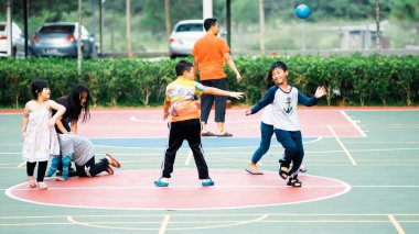 Bangi, Malezya - 10 Temmuz 2019: Çocuklar beyzbol sahasında mutlu bir şekilde oynuyorlar. Toplum çocukları birlikte oynuyorlar..