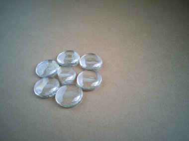 Kahverengi arkaplanda ışık yansımaları olan açık misketler