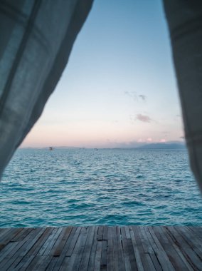 Semporna, Borneo Sabah, Malezya 'daki tropikal adada gökyüzüne karşı geniş bir deniz manzarası.