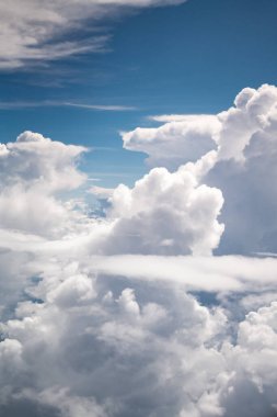 Güneşli bir günde güzel bulutlar ve gökyüzü.