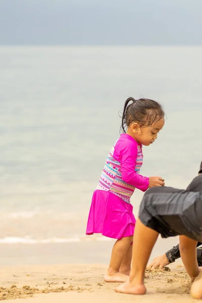 Pouco Menina Asiática Jogando Praia Férias Relaxar Conceito — Fotografia de Stock