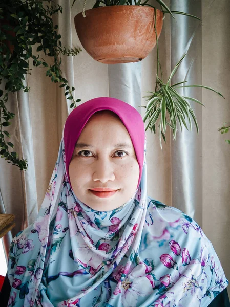 Portré Vagy Közelkép Egy Ázsiai Muszlim Hölgy Anya Feleség Koncepció — Stock Fotó