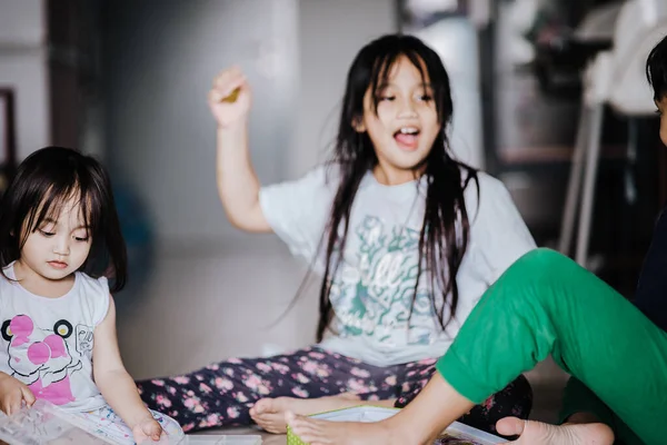 Evde Oynayan Asyalı Çocuklar — Stok fotoğraf