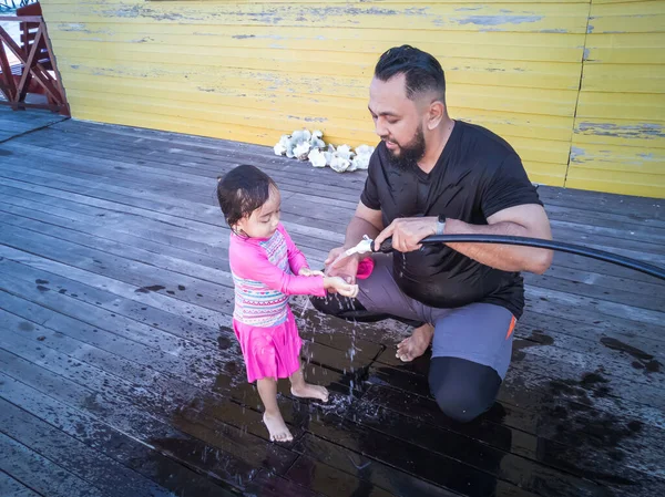 Asiático Pequena Criança Menina Chuveiro Depois Nadar Mar Com Pai — Fotografia de Stock