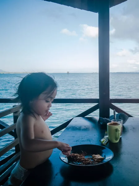 Счастливый Здоровый Маленький Ребенок Симпатичная Девочка Наслаждающаяся Летними Каникулами Завтракая — стоковое фото