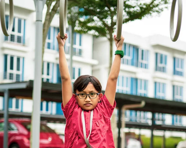 Jovens Asiáticos Crianças Pendurar Bar Macaco Exercício Parque Infantil Livre — Fotografia de Stock