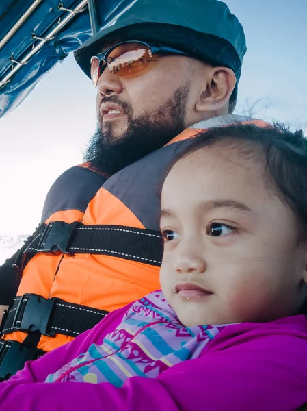Pai Filha Criança Barco Durante Férias Uma Ilha Tropical — Fotografia de Stock