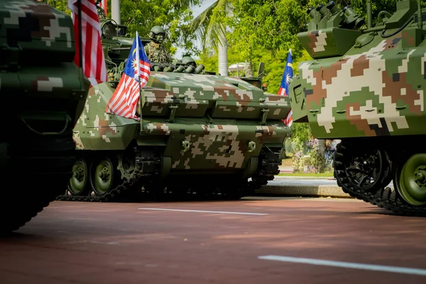 2019年8月31日 马来西亚普特拉贾亚 马来西亚陆军在大达兰普特拉贾亚举行的第62届独立日阅兵式上 使用其重型军械库车辆和坦克 — 图库照片