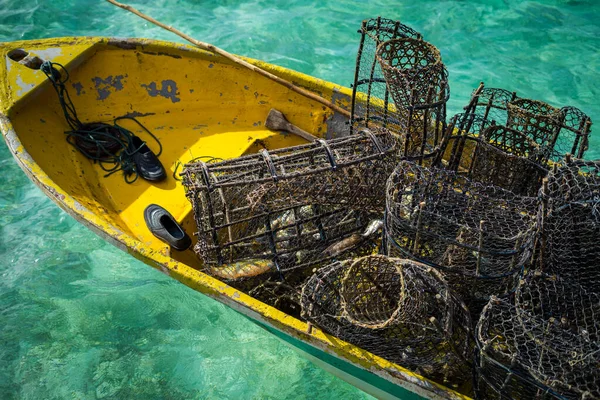 Armadilhas Peixe Enferrujado Barco Com Água Cristalina Fundo Semporna Sabah — Fotografia de Stock