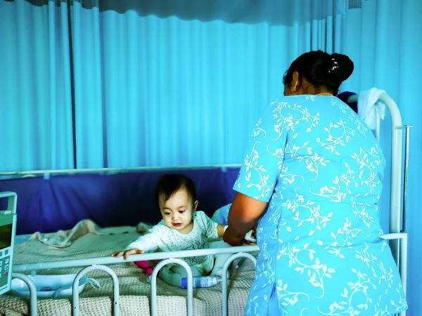 医院里的母亲和男婴 — 图库照片