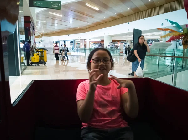 マレーシアのプトラジャヤ 2019年9月22日 Ioiの遊園地で電車に乗る子供プトラジャヤショッピングモール — ストック写真