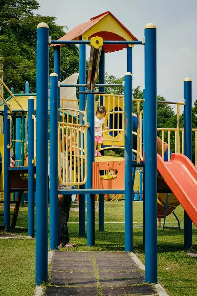 Criança Asiática Feliz Divertindo Playground Colorido — Fotografia de Stock