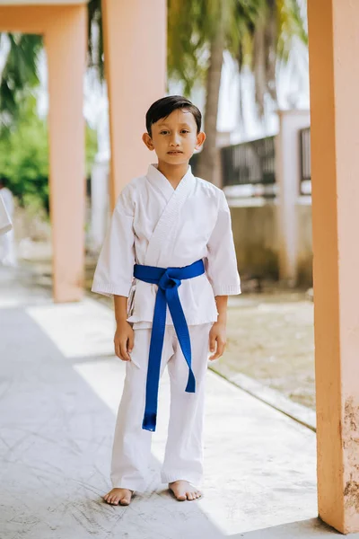 Anak Muda Dengan Sabuk Biru Berlatih Karate — Stok Foto