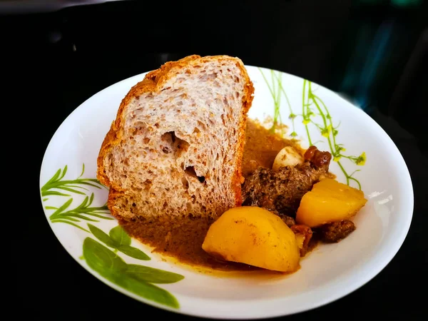 Вкусная Еда Хлебом Тарелке — стоковое фото